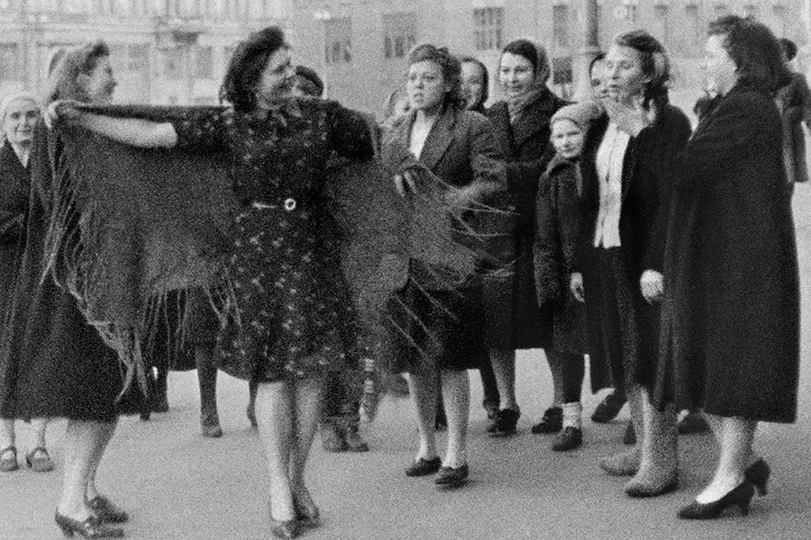 Жители Москвы на улицах города в день Победы 9 мая 1945 года