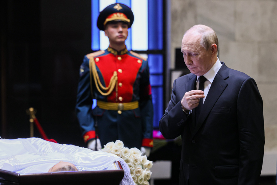 На церемонию прощания&nbsp;приехал Владимир Путин. Он учился с Подносовой на одном курсе юридического факультета Ленинградского университета. Выражая соболезнования мужу и сыну Подносовой, президент отметил, что хорошо знал ее&nbsp;много лет как принципиального, порядочного человека, профессионала высочайшего класса