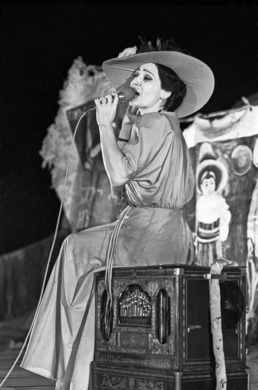 Нани Брегвадзе во время выступления, 1982 год