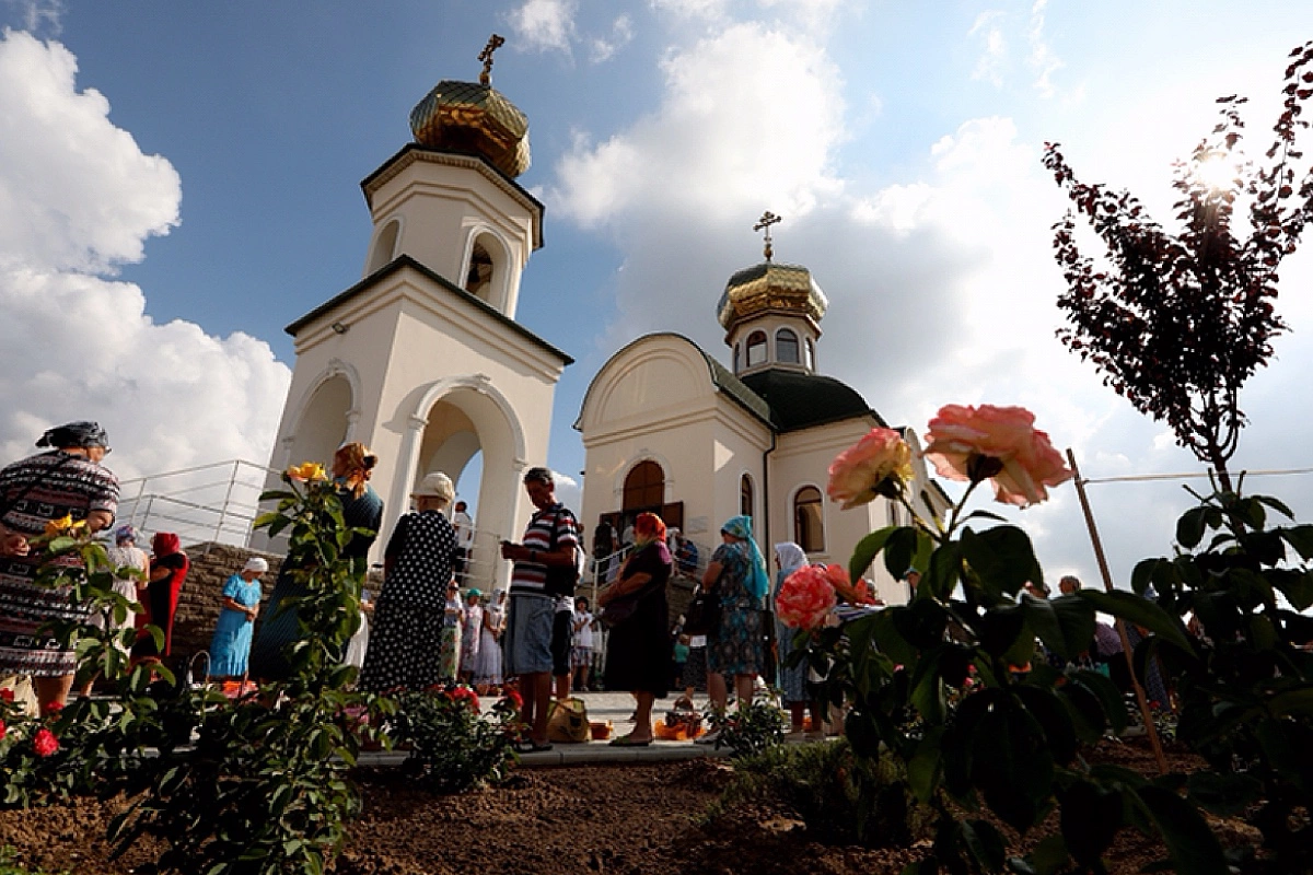 На Руси в праздник люди несли яблоки в церковь, чтобы освятить их и потом угощать окружающих
