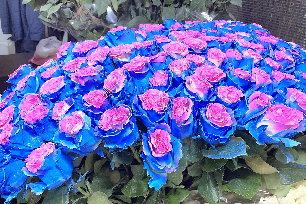 Продажа цветов на Рижском рынке в Москве в преддверии Международного женского дня, 06 марта