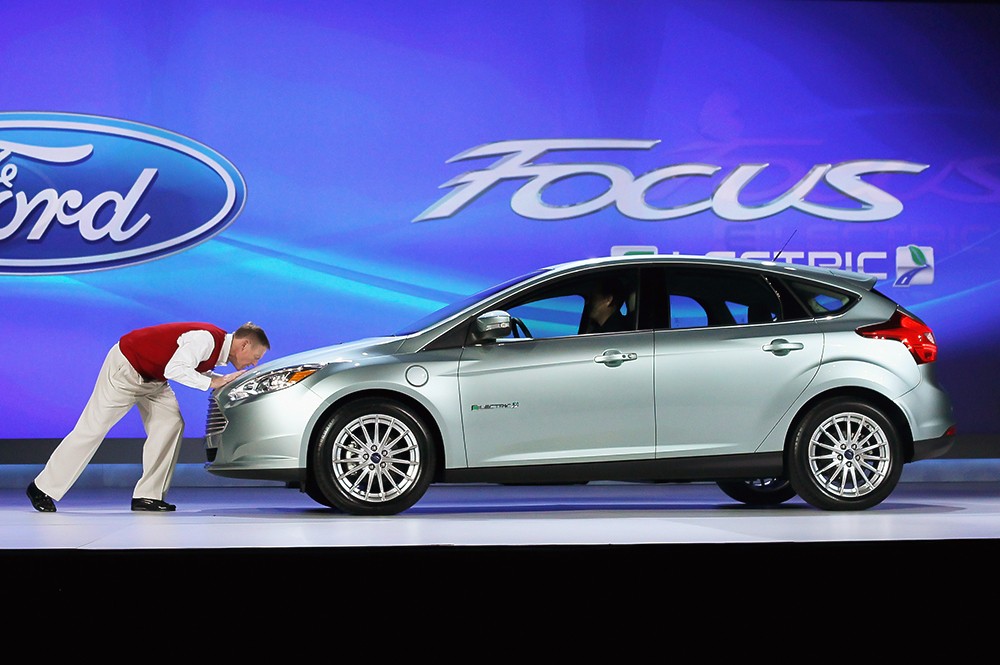 Гендиректор Ford Motor Алан Малалли целует электрическую версию Ford Focus на International Consumer Electronics Show в Лас-Вегасе 7 января 2011г.