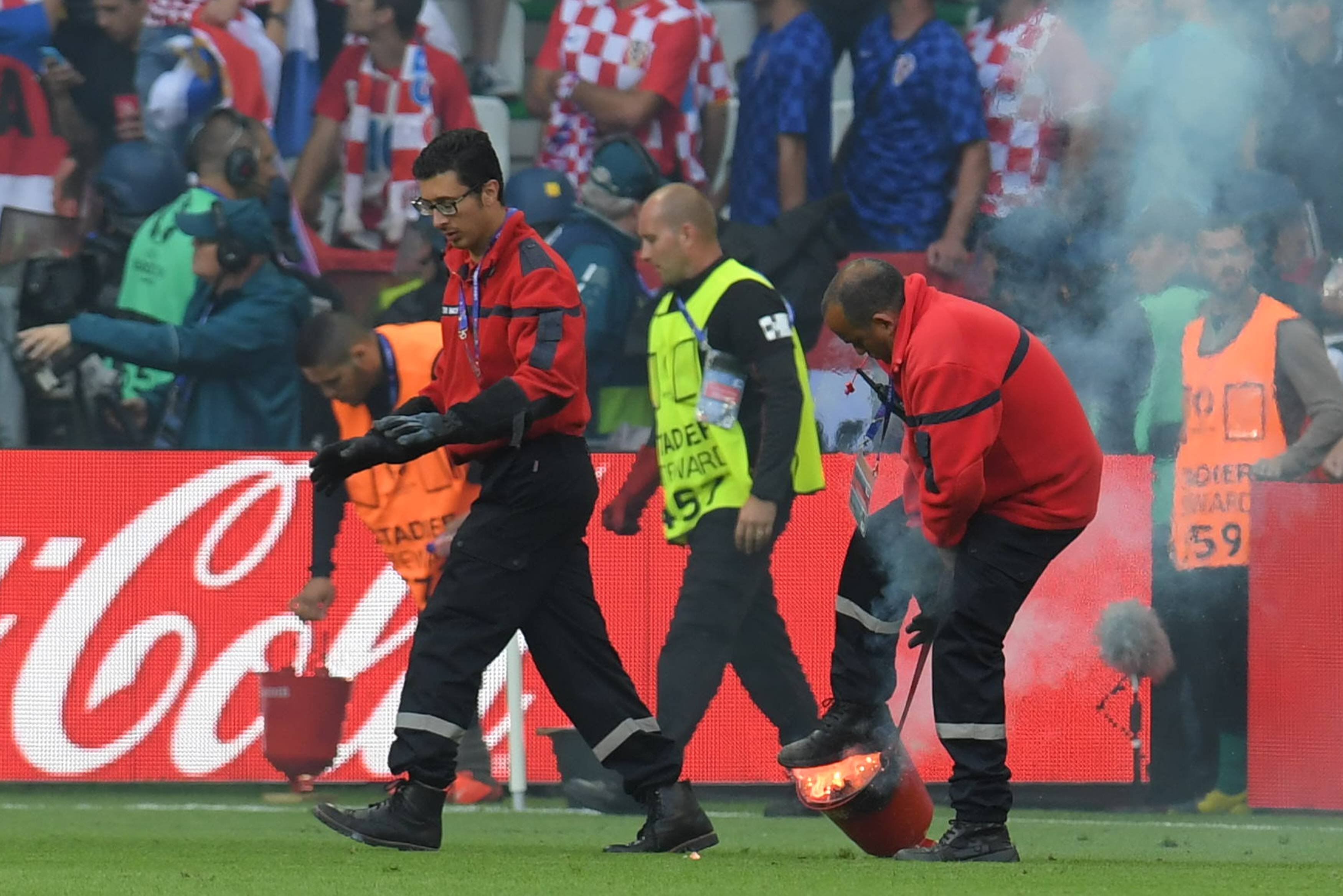 Файер-шоу и беспорядки на матче Чехия — Хорватия