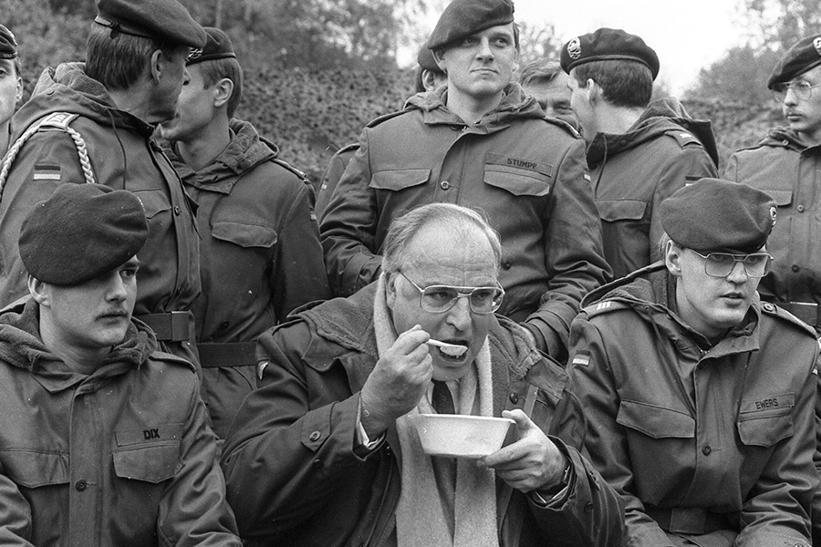 Канцлер Гельмут Коль ест суп вместе с&nbsp;солдатами западногерманских вооруженных сил во&nbsp;время своего визита на&nbsp;тренировочную базу в&nbsp;Берген-Хоне. 13 ноября 1985&nbsp;года.