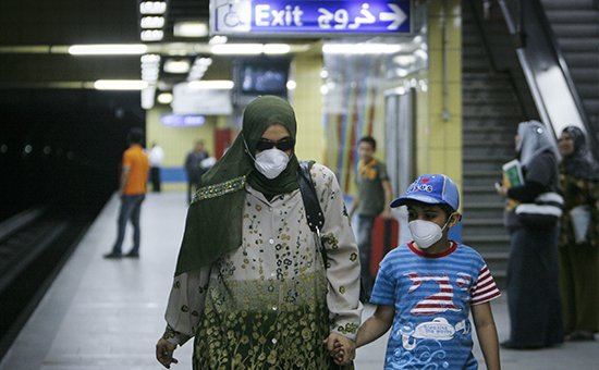Женщина с сыном в каирском метро. Архив