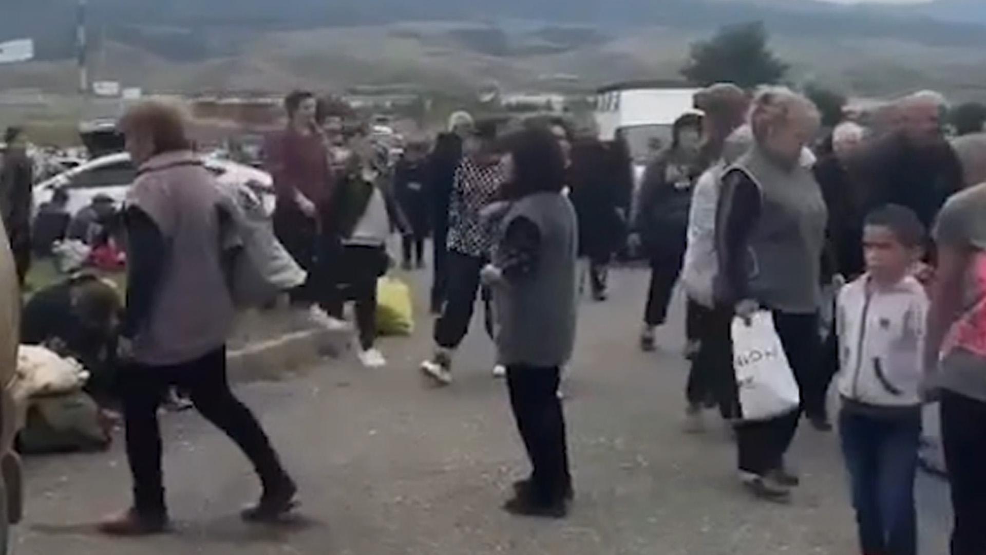 Беженцы в аэропорту Степанакерта в Карабахе. Видео