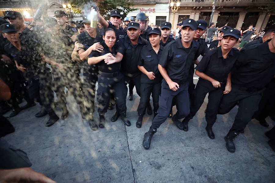 На фото: полиция атакует демонстрантов слезоточивым газом в Буэнос-Айресе, 1 февраля.

Из-за столкновений демонстрантов с полицией часть членов конгресса выступили за то, чтобы временно прервать сессию. Однако представители оппозиции из Левого и рабочего фронта не смогли остановить обсуждение&nbsp;&mdash; правящая коалиция проголосовала за продолжение дебатов