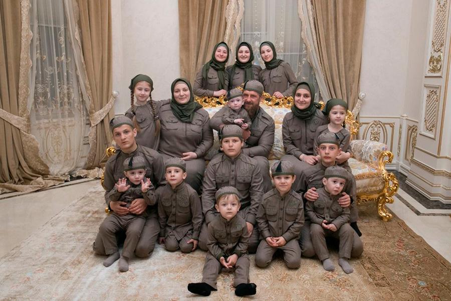 Рамзан Кадыров с женой и детьми, 2020 год