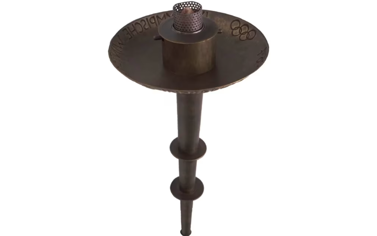 Факел для зимних Игр в австрийском городе Инсбруке в 1960 году