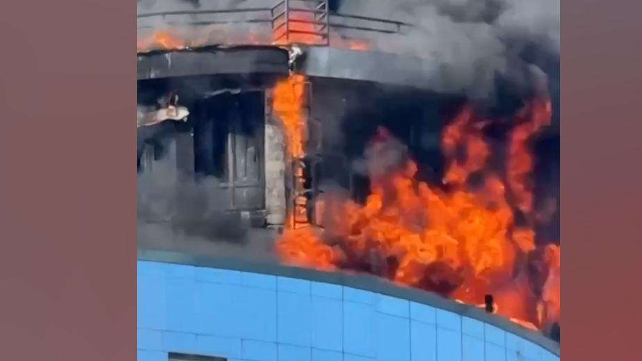 В Калининграде загорелась многоэтажка в центре города