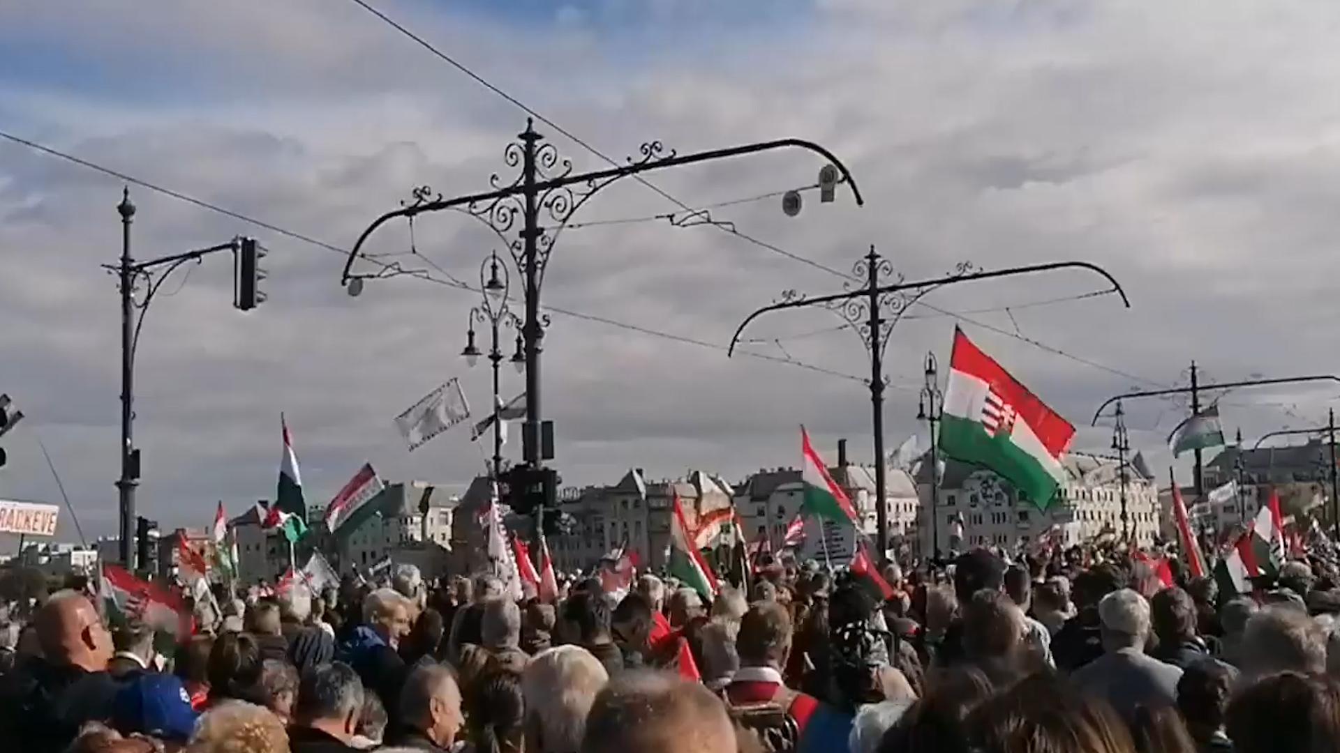 «Это не наша война». Как прошел «Марш мира» с Орбаном в Будапеште