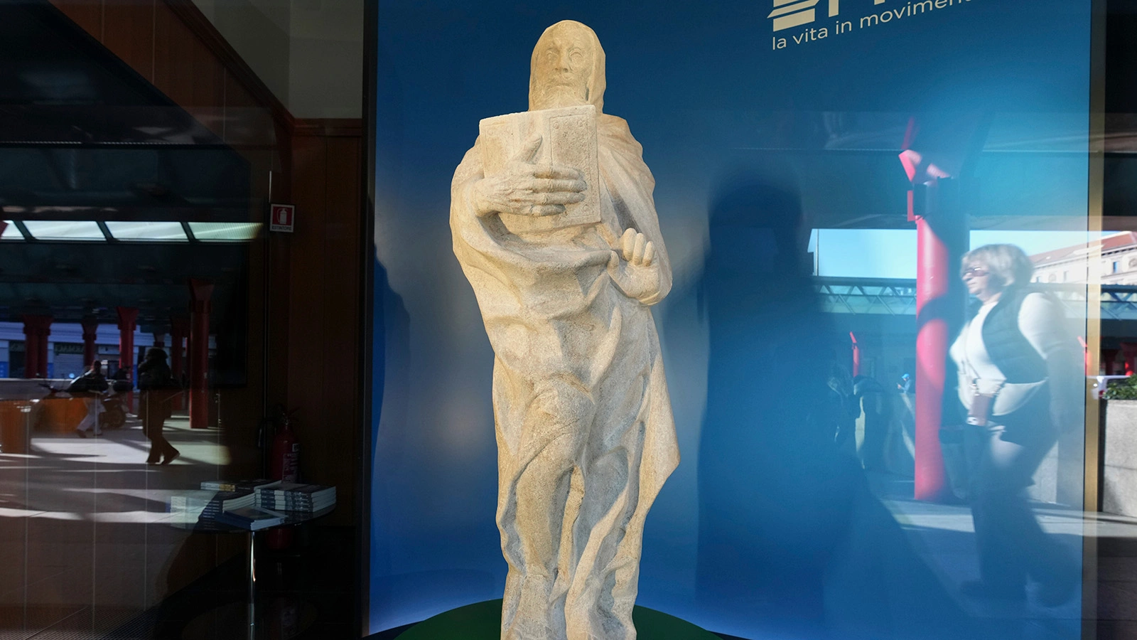 Статуя бородатого святого с книгой. XV век