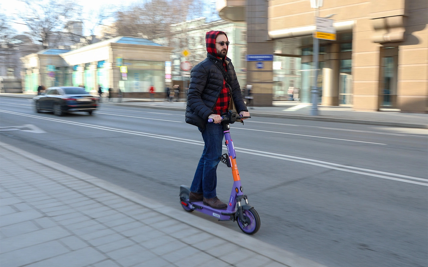 По проезжей части водителям СИМ разрешается ездить только по правому краю