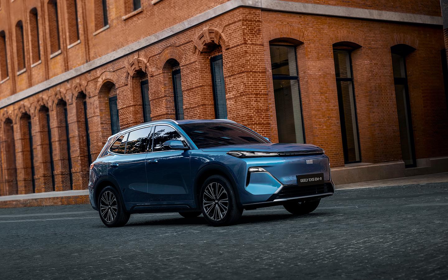 Geely EX5 получит в России новую версию EM-R. Это еще один гибрид