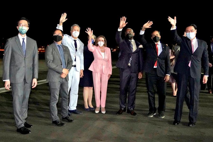 Нэнси Пелоси приветствовали министр иностранных дел Тайваня Джозеф Ву и представитель США на Тайване Сандра Оудкирк. Ожидается, что она встретится с президентом Цай Инвэнь в среду утром.

По прилету в Тайбэй Пелоси написала в своем Twitter: &laquo;Наш визит подтверждает, что США поддерживают Тайвань: прочную, яркую демократию и нашего важного партнера в Индо-Тихоокеанском регионе&raquo;