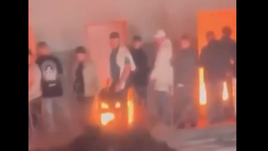 ОМОН пришел с рейдом на бойцовский турнир в «Крестах». Видео