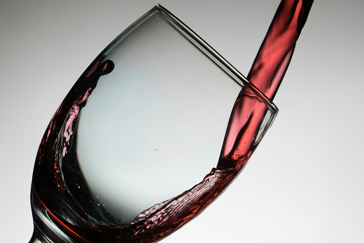 Краткий период летней жары сменяется невнятным безвременьем, в котором и дожди, и грозы, и уже как будто чувствуется дыхание осени. И это тот период, когда еще актуально и свежее белое вино, но уже и красное, правда, все еще тонкое, слегка охлажденное перед подачей