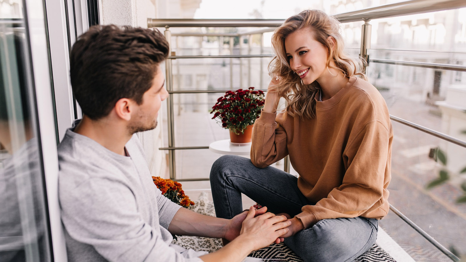 Если девушка вам действительно нравится, покажите это через внимание, а не через показные жесты