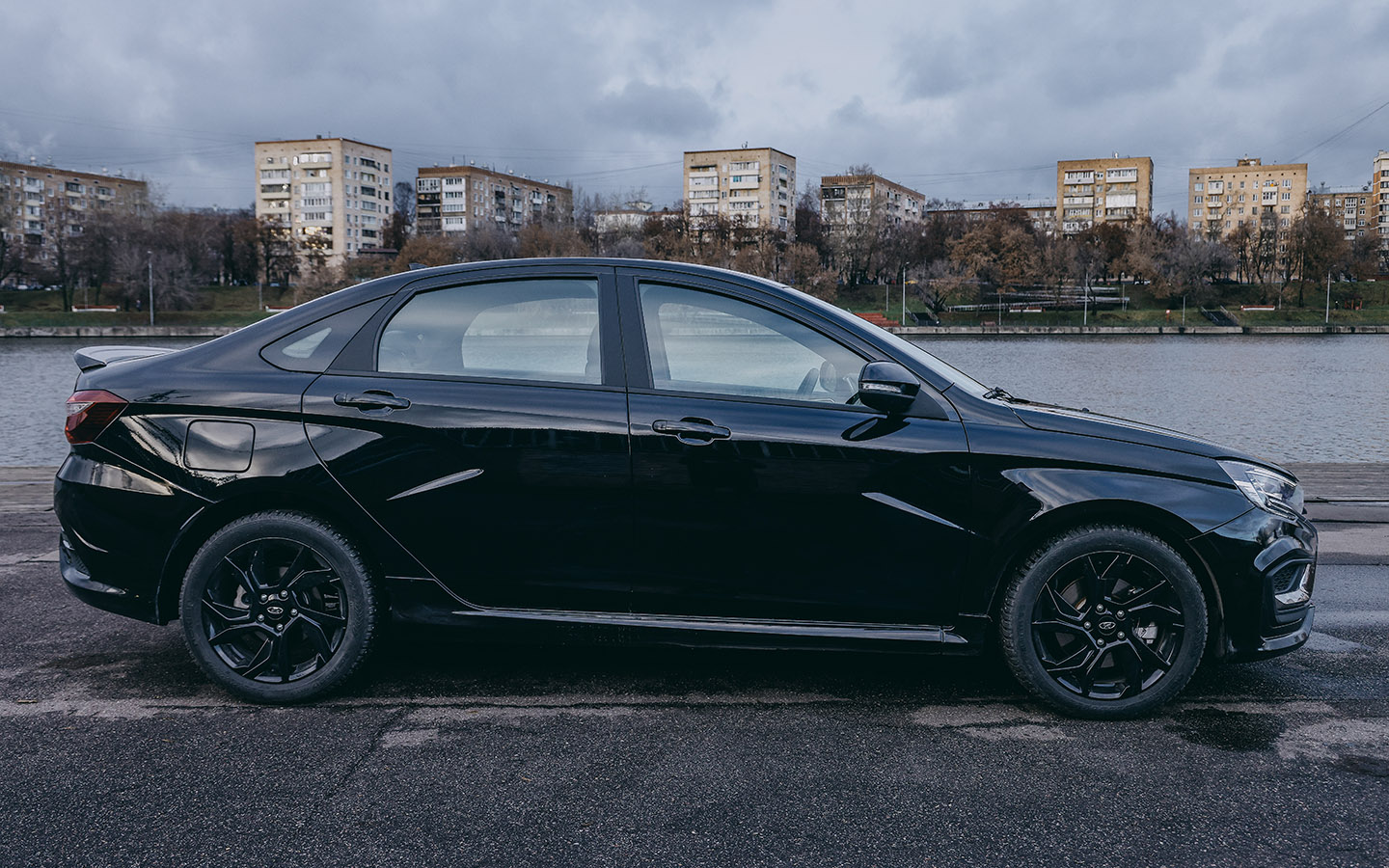 В профиль спортивный характер выдают колесные диски и спойлер