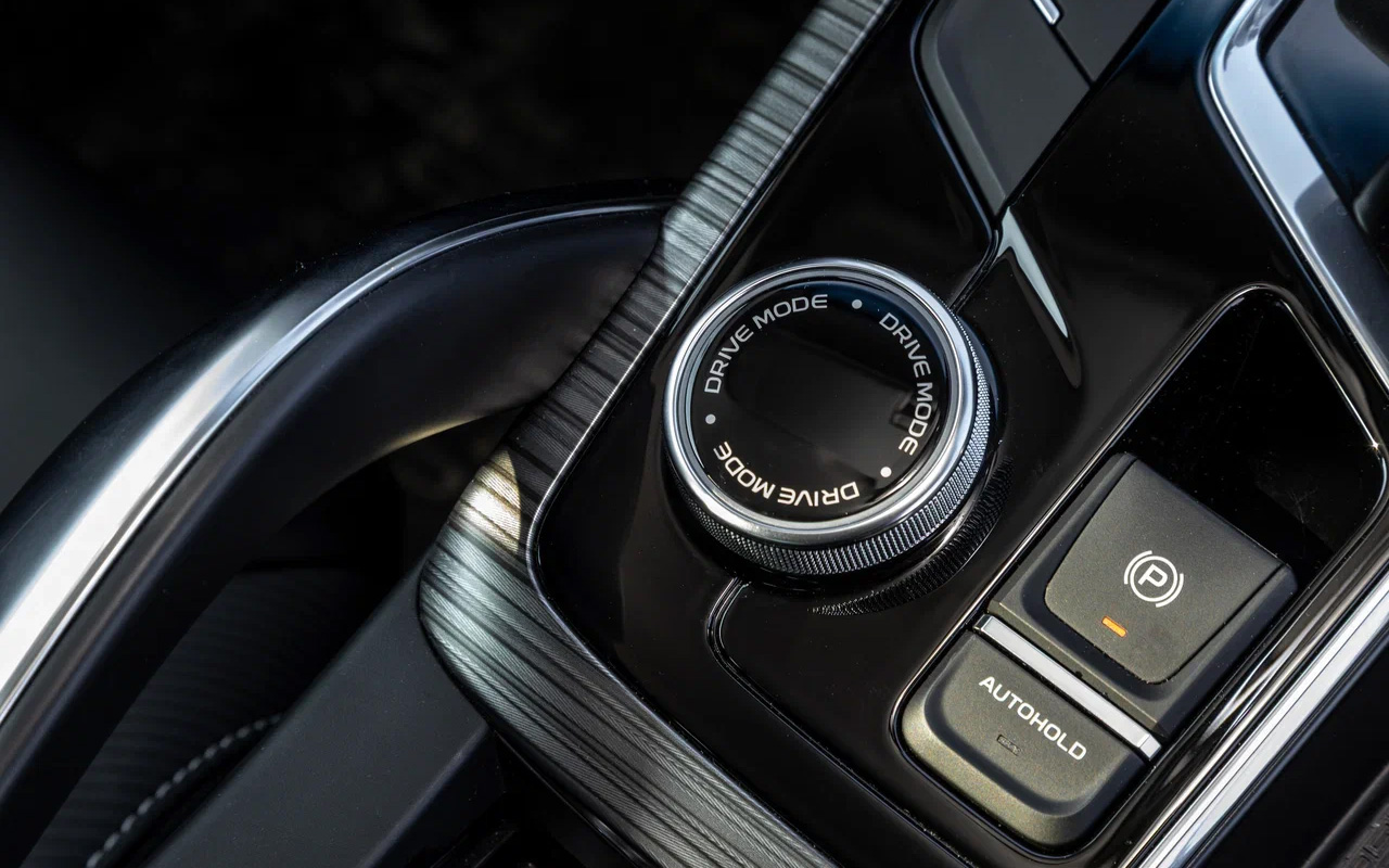 Выбор режимов силового агрегата в Belgee X70 осуществляется шайбой. На переднем приводе настроек три («комфорт», «спорт» и «эко»), а на полном — четыре (добавляется «бездорожье»)