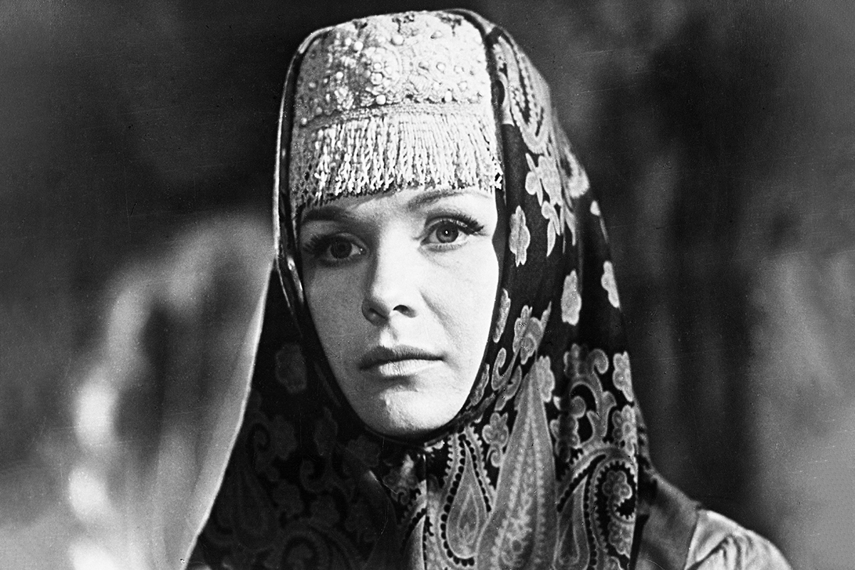 Актриса Нинель Мышкова в роли Марьи-искусницы в фильме-сказке по пьесе Евгения Шварца «Марья-искусница», режиссер Александр Роу, 1959 год