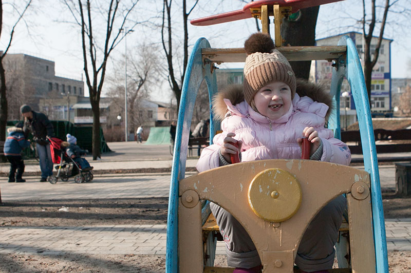 Детская площадка в Донецке в первый день перемирия.