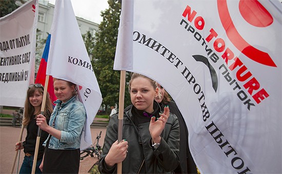 Акция &quot;Комитета против пыток&quot; на Театральной площади в Нижнем Новгороде