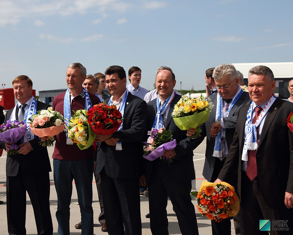 Чемпионок «Динамо-Казань» в аэропорту Казани встретил министр спорта РТ Р.Бурганов.