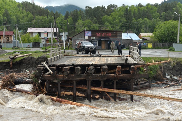 У разрушенного паводком моста на реке Чемалка в селе Чемал. 