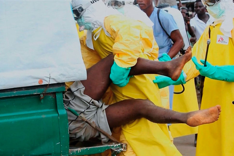 Врачи госпитализируют зараженного вирусом Эбола