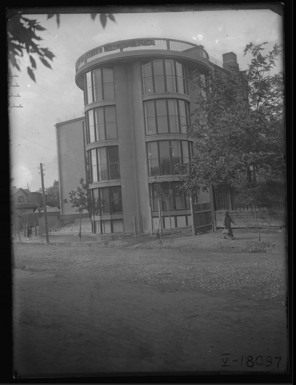 Клуб &laquo;Буревестник&raquo;. Вид на центральную часть фасада
Фото М. А. Ильин. 1931 год