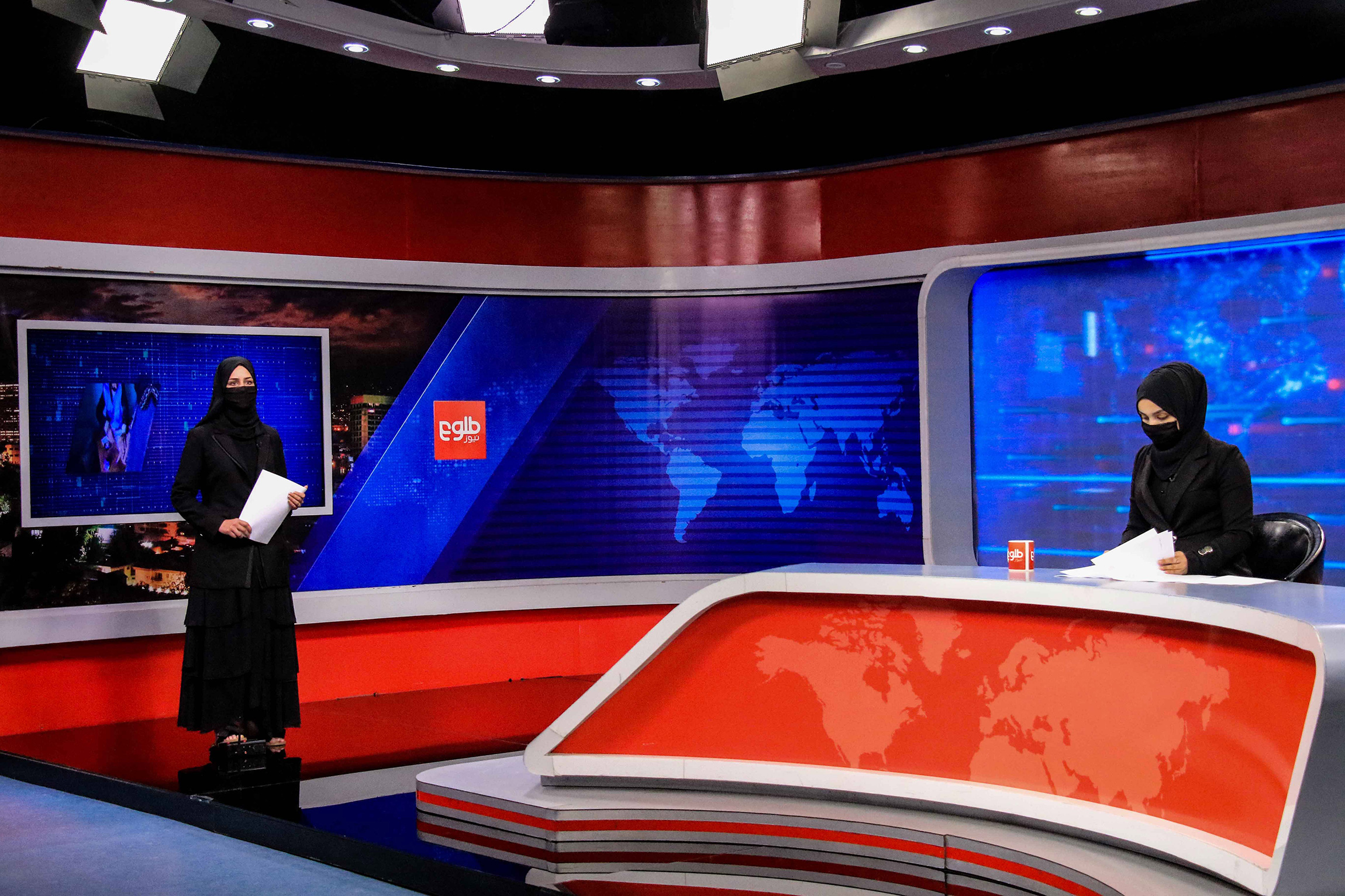 <p>На фото: Хатира Ахмади (слева) и Техмина (справа), афганские ведущие новостей на TOLO TV</p>

<p>После прихода талибов к власти в 2021 году женщины-ведущие смогли <a href="https://www.rbc.ru/rbcfreenews/611b6b3e9a79471dc6619b44">продолжить</a> свою работу, но с ограничениями. В мае 2022 года представитель Министерства по пропаганде добродетели и предотвращению порока Акиф Мухаджир заявил, что сотрудницы всех местных телевещательных компаний должны закрывать лица в эфире, <a href="https://www.aljazeera.com/news/2022/5/19/taliban-say-female-afghan-tv-presenters-must-cover-face-on-air">сообщала</a> Al Jazeera. 19 мая в Twitter-аккаунте TOLO News подтвердили информацию, что власти запретили женщинам с открытыми лицами вести программы</p>