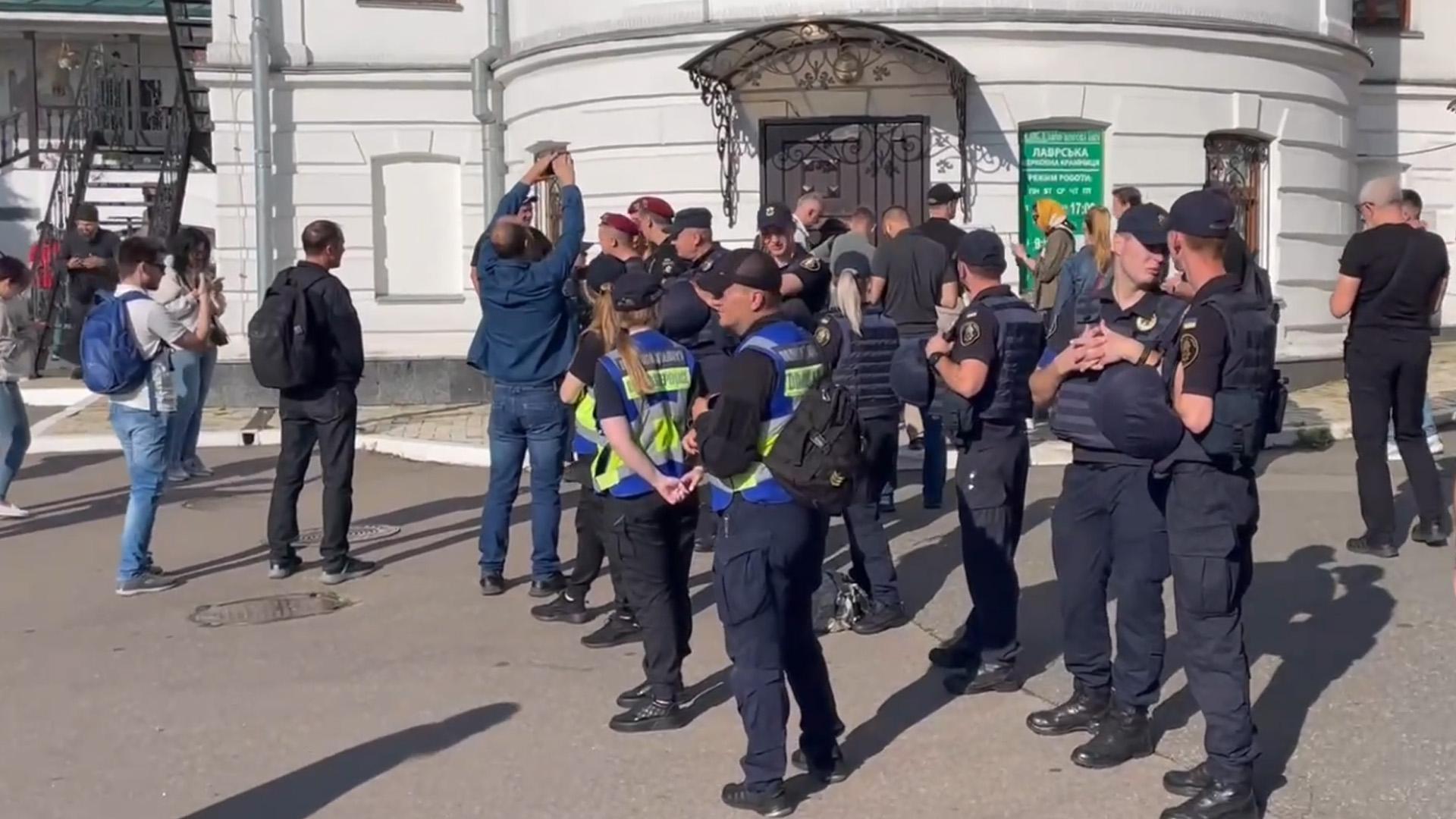 Полиция заблокировала новые корпуса в Киево-Печерской лавре. Видео