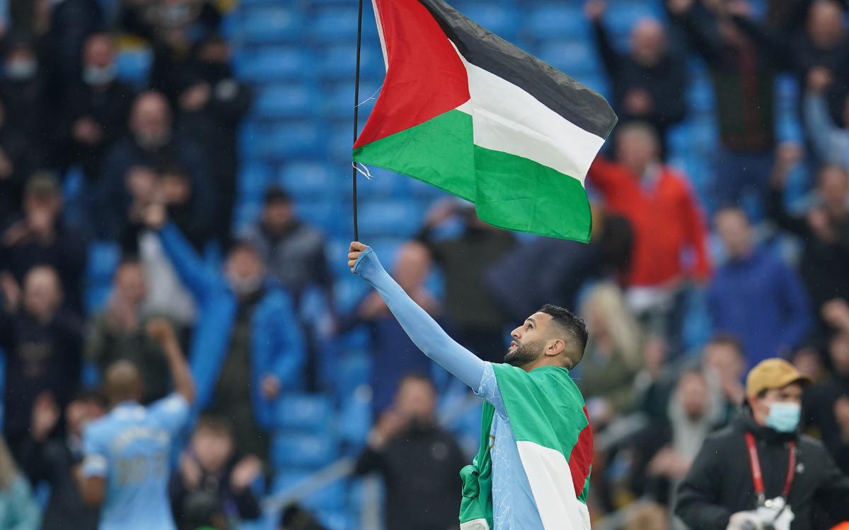 Футболист сборной Алжира&nbsp;Рияд Марез&nbsp;с флагом Палестины