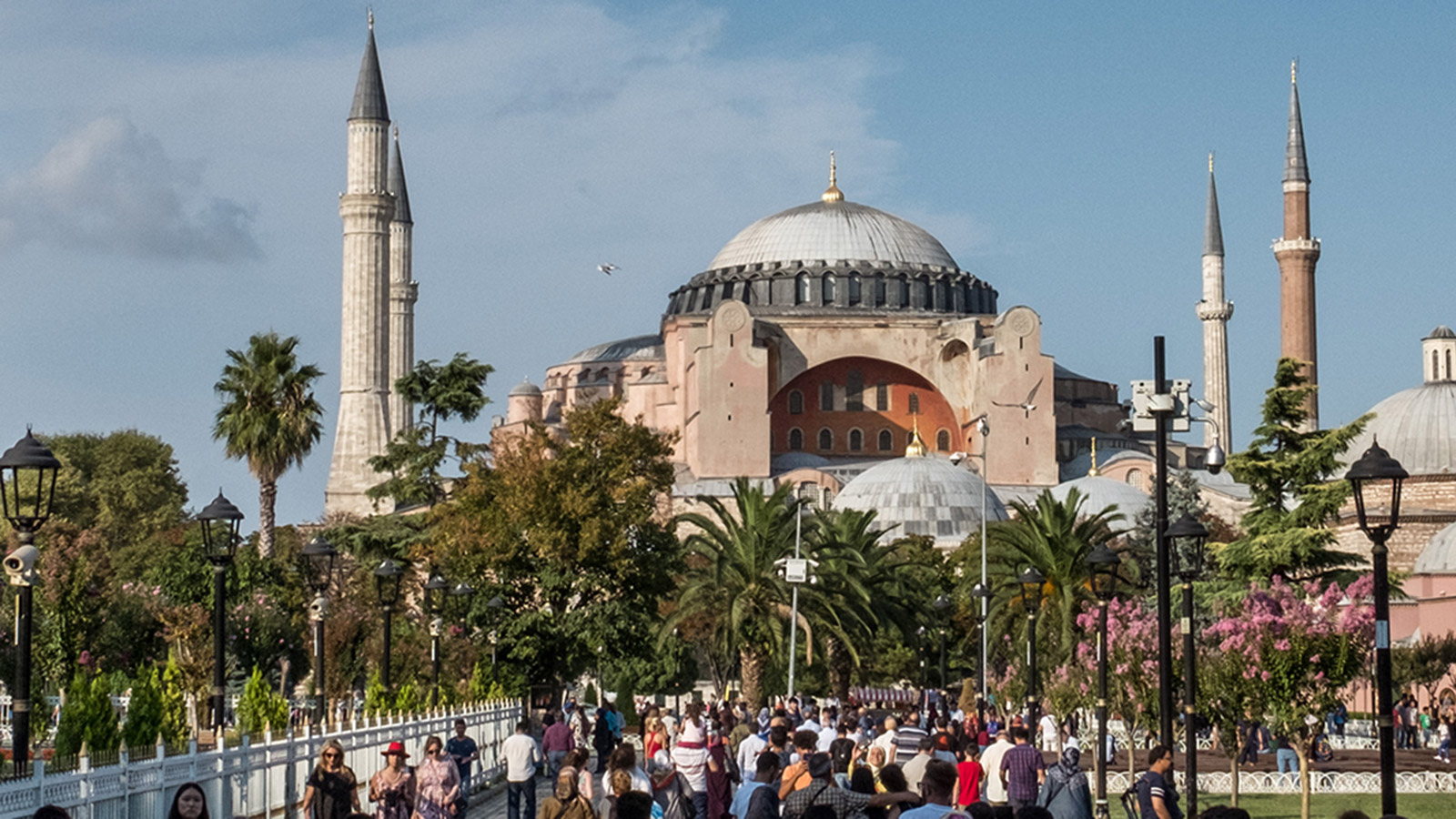 <p>Самое сердце Стамбула&nbsp;&mdash; площадь Султанахмет с возвышающимся собором Святой Софии</p>