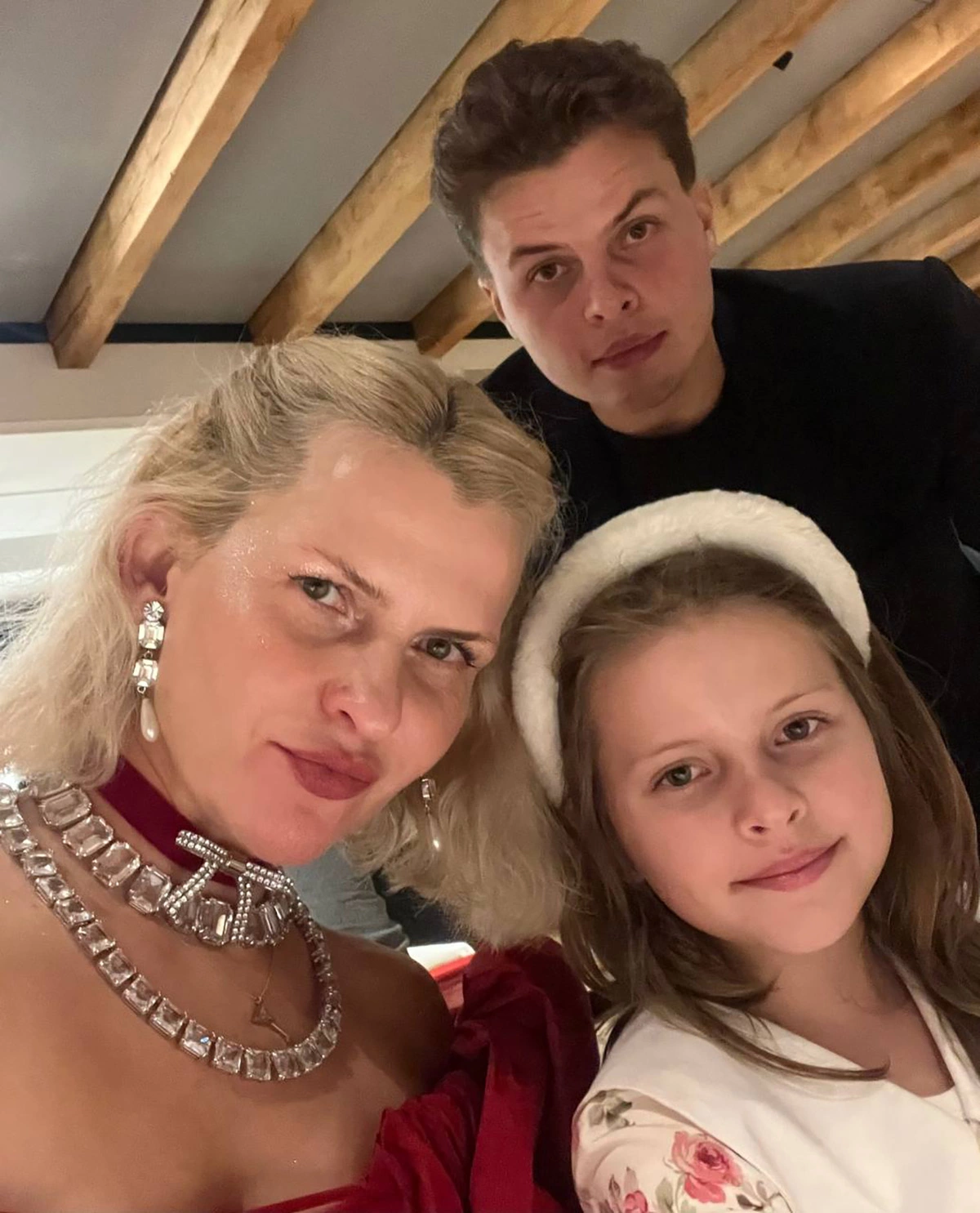 <p>Полина Киценко с детьми</p>