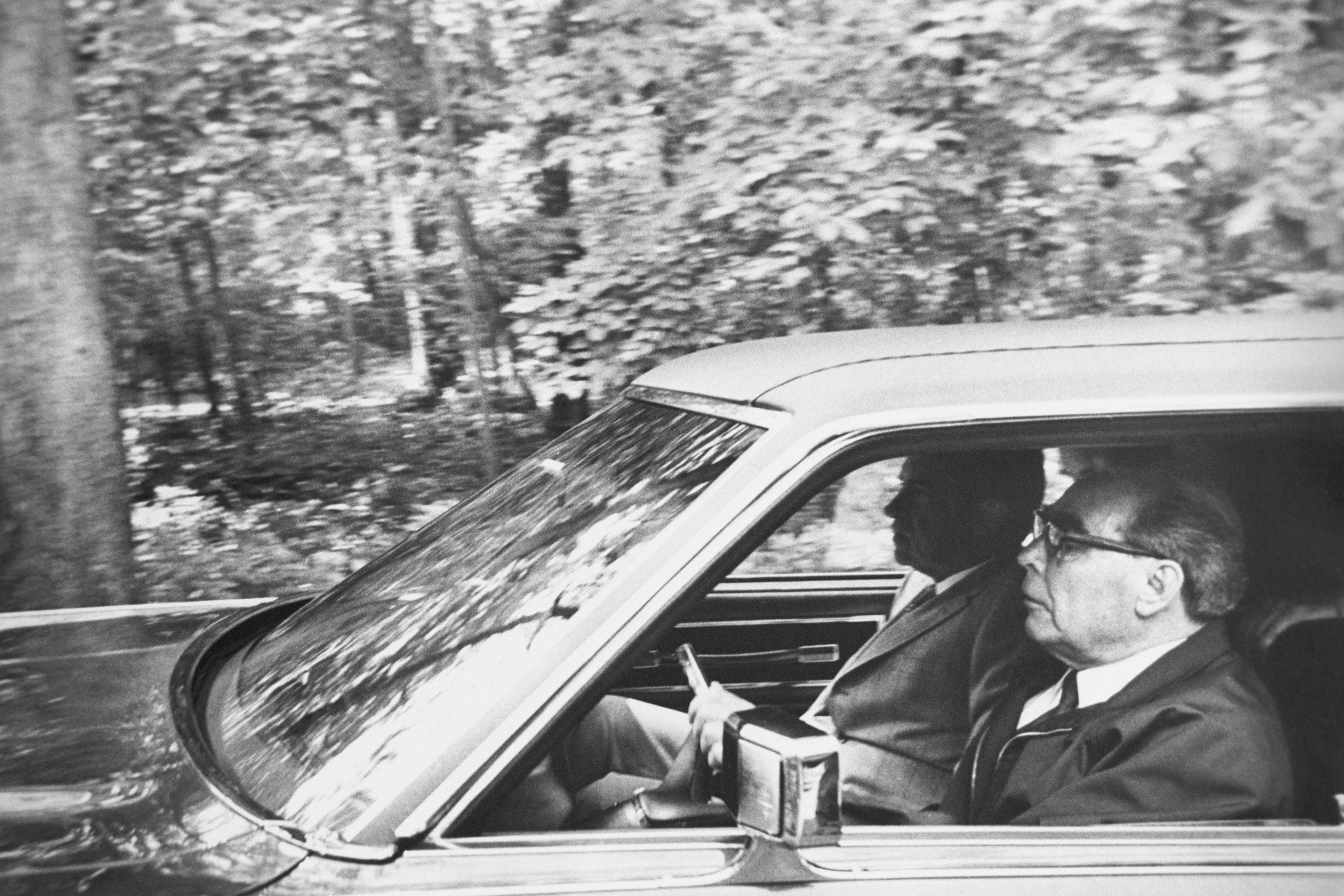 Во время визита Никсон подарил советскому лидеру пятидверный Lincoln Continental с велюровым салоном и гравировкой «На добрую память. С наилучшими пожеланиями». Брежнев сразу же захотел прокатиться и отметил хорошую управляемость автомобиля, в ответ американский президент похвалил генсека за водительское мастерство.