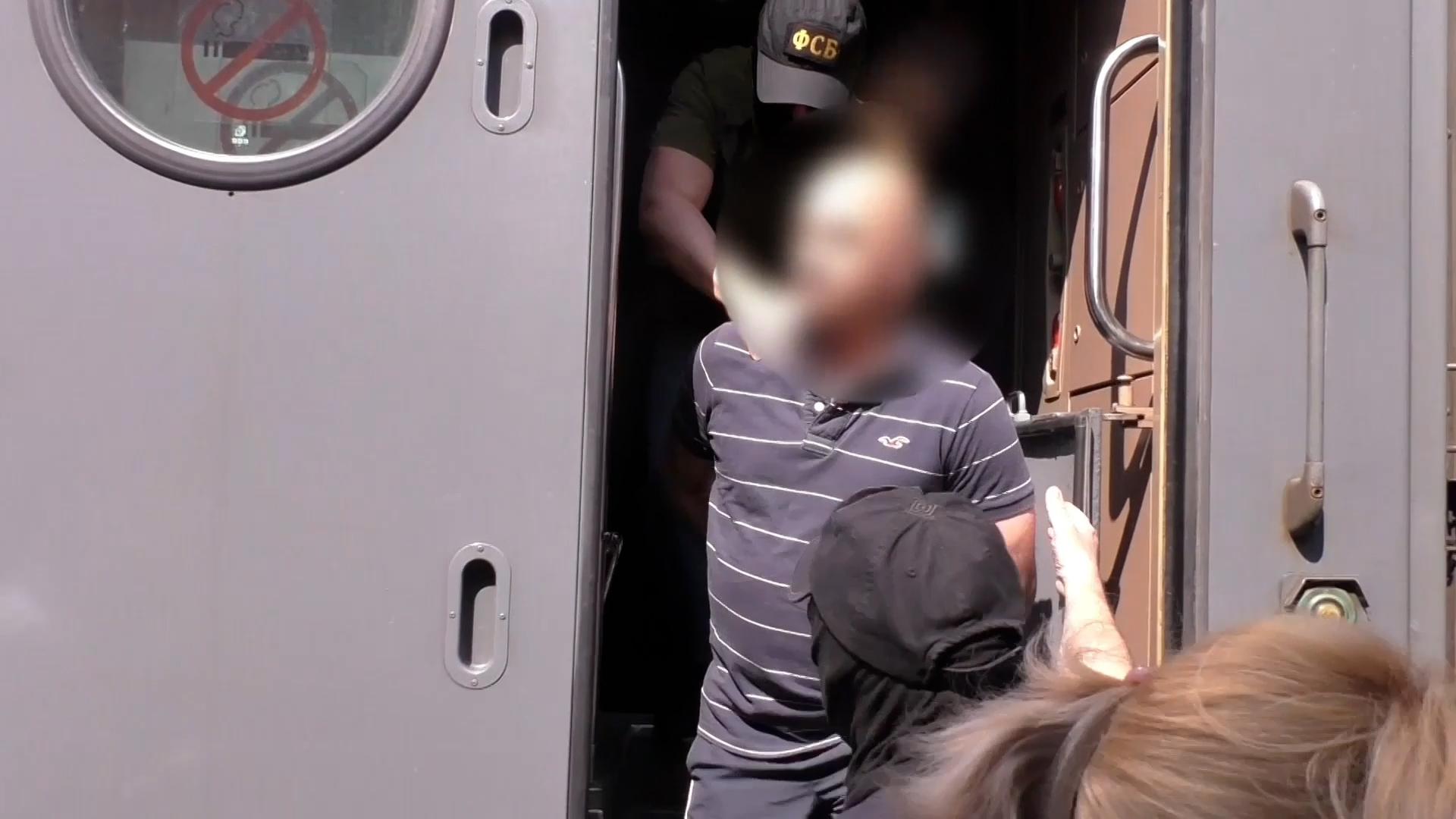 ФСБ задержала в поезде мужчину, который ехал воевать за Украину. Видео