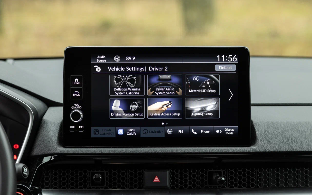 Хоть переводом меню в бортовом устройстве Honda CR-V с английского и китайского на русский&nbsp;никто не озадачился, все функции и настройки интуитивно понятны: можно ориентироваться по картинкам