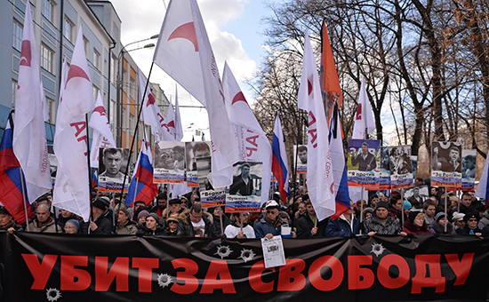 Участники марша памяти, посвященного годовщине гибели политика Бориса Немцова