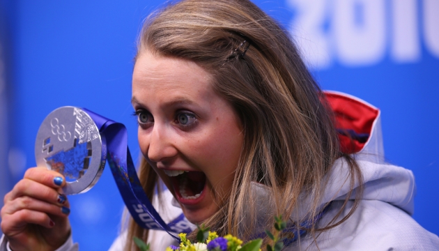 Серебряная призерка в лыжном женском спринте из Норвегии Ingvild Flugstad Oestberg во время церемонии награждения 