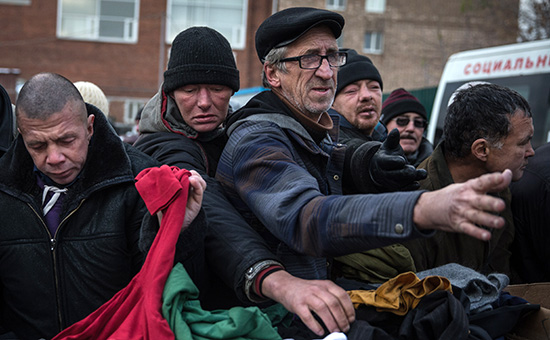 Раздача одежды в пункте социальной помощи в Москве


