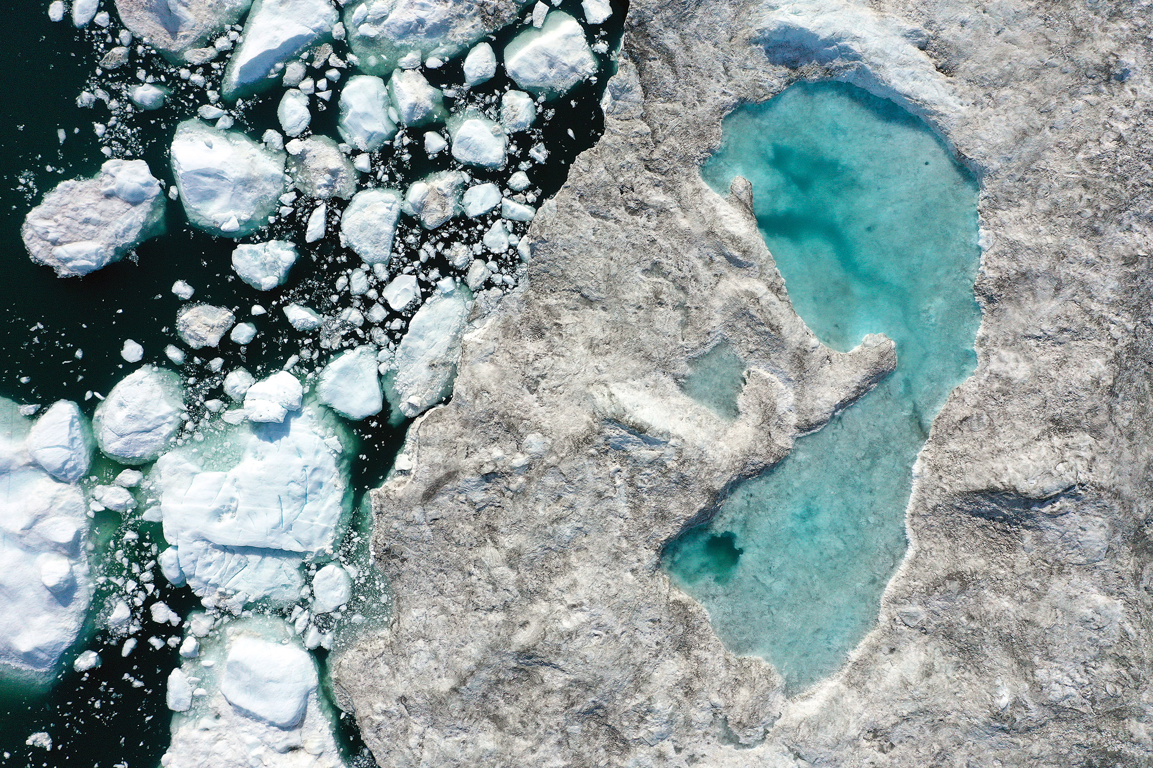 30 июля, Илулиссат, Гренландия. Из-за аномально&nbsp;теплой погоды&nbsp;в тающем&nbsp;льду образовалось озеро
