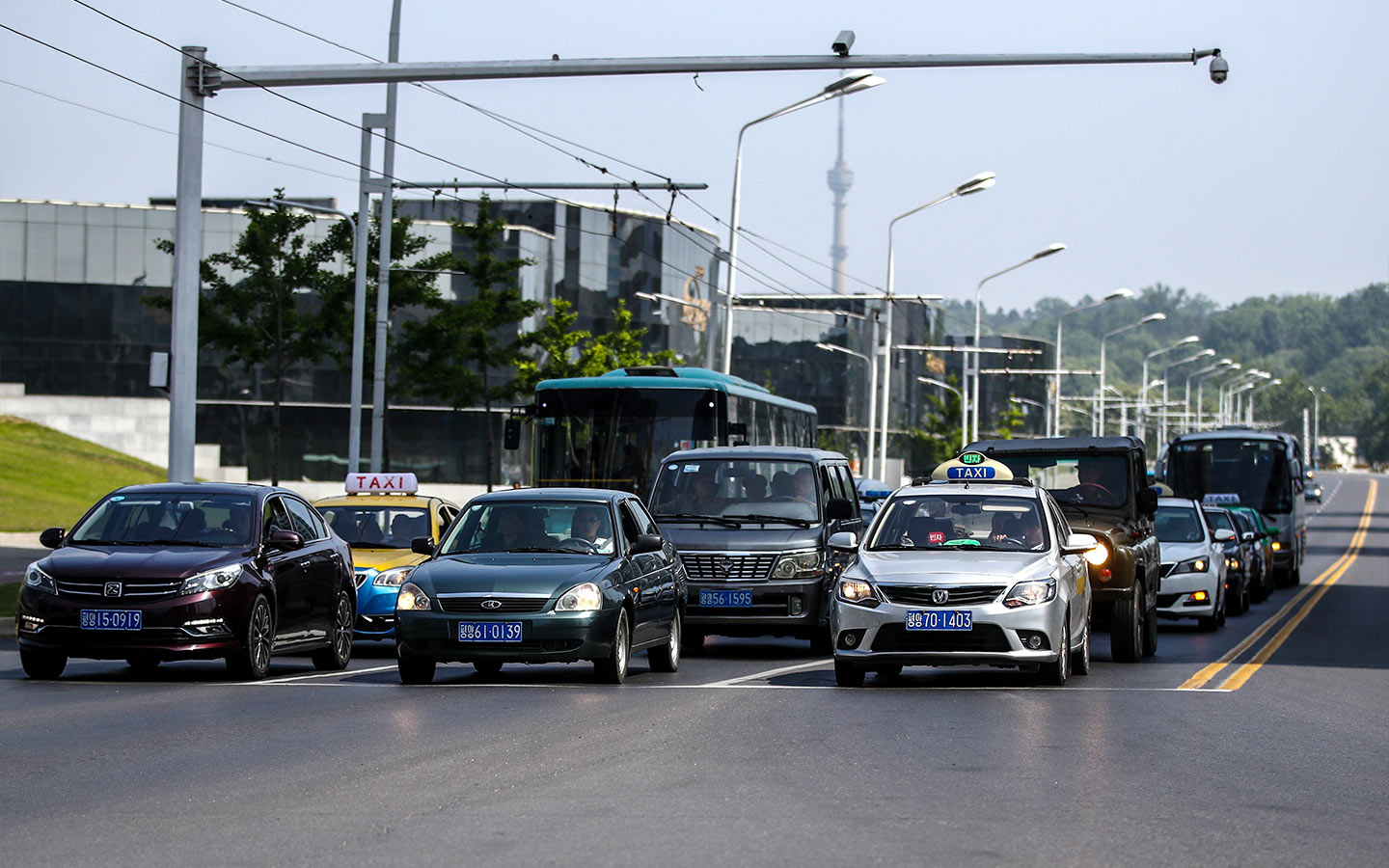 Северная Корея. Пхеньян. Автомобили на одной из улиц города.
