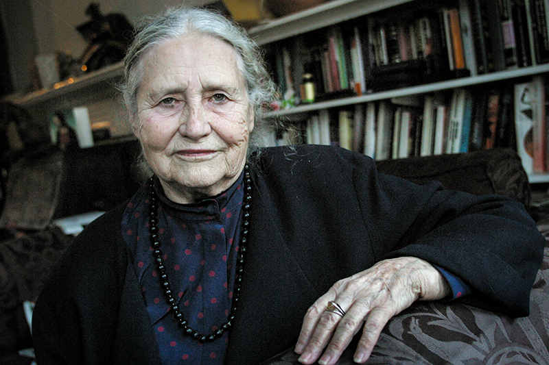 Дорис Лессинг

&nbsp;

Лауреат Нобелевской премии по литературе 2007 года

&nbsp;

&laquo;За исполненное скепсиса, страсти и провидческой силы постижение опыта женщин&raquo;

&nbsp;

Британская поэтесса и писательница Дорис Лессинг стала самым пожилым лауреатом литературной премии Шведской академии, в 2007 году ей было 88 лет. Лессинг также стала одиннадцатой женщиной &ndash; обладательницей этого приза (из тринадцати).

&nbsp;

Лессинг не пользовалась популярностью массовых литературных критиков, поскольку ее произведения часто были посвящены острым социальным вопросам (в частности, ее называли пропагандистом суфизма). Тем не менее, журнал The Times ставит Лессинг на пятое место в списке &laquo;50-ти величайших британских авторов после 1945 года&raquo;.

&nbsp;

Самой популярной книгой на Barnes &amp; Noble является роман Лессинг &laquo;Золотая тетрадь&raquo;, изданный в 1962 году. Некоторые комментаторы причисляют его к классике феминисткой прозы. Сама Лессинг с этим ярлыком категорически не соглашалась.
