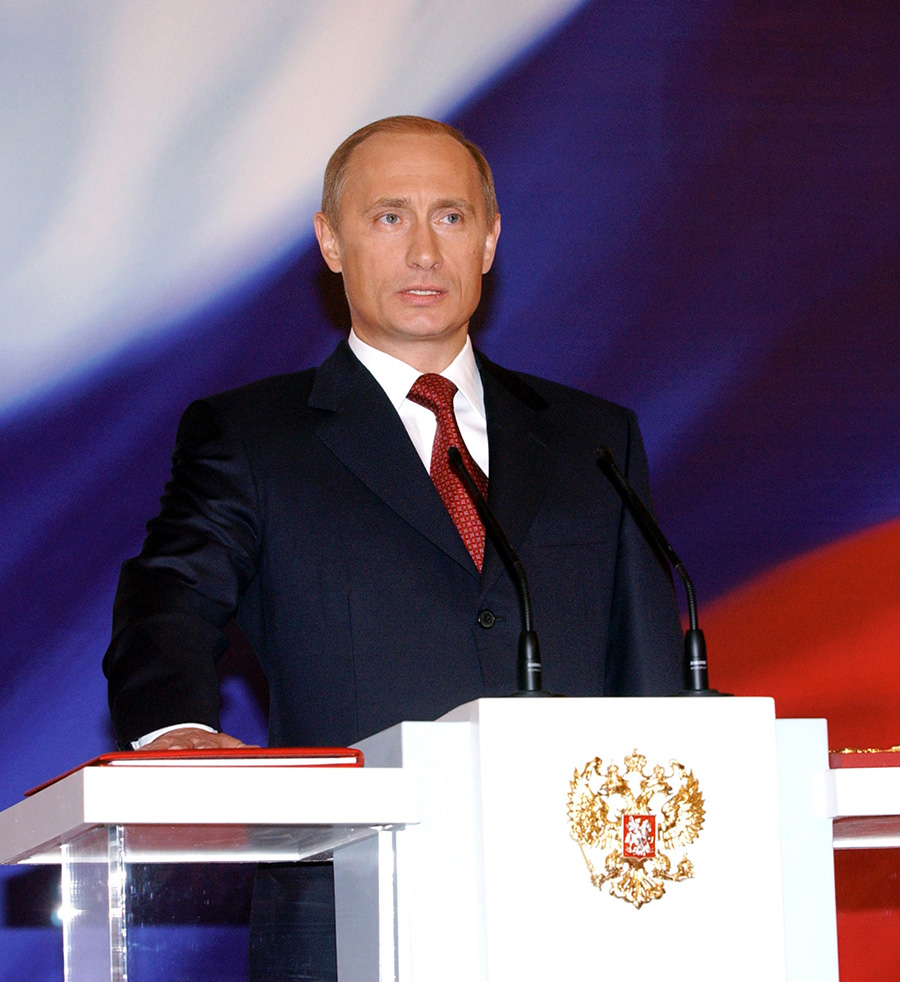 Вторая инаугурация Владимира Путина состоялась 7 мая 2004 года. На этот раз президент не только принес присягу, но и произнес перед собравшимися речь, в которой пообещал работать над формированием гражданского общества и укреплять личные свободы граждан.