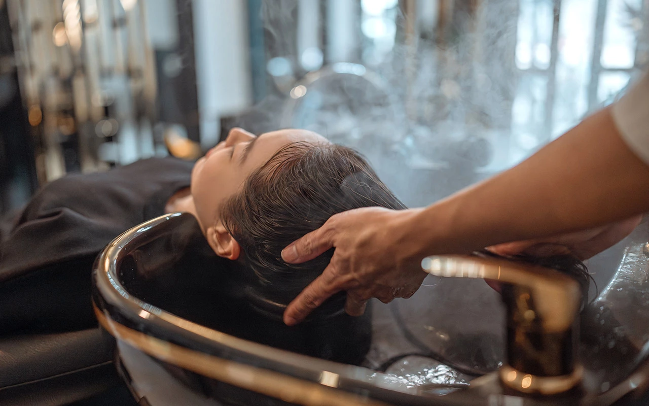 Премиум-салон требует постоянного контроля качества, обучения персонала по высочайшим стандартам и мощной маркетинговой стратегии для привлечения состоятельной аудитории