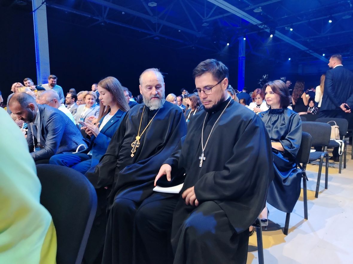 Редкие моменты, когда религия и наука &laquo;соседствуют&raquo; друг с другом (позади священослужителей сидит ректор Южного федерального университета Инна Шевченко).