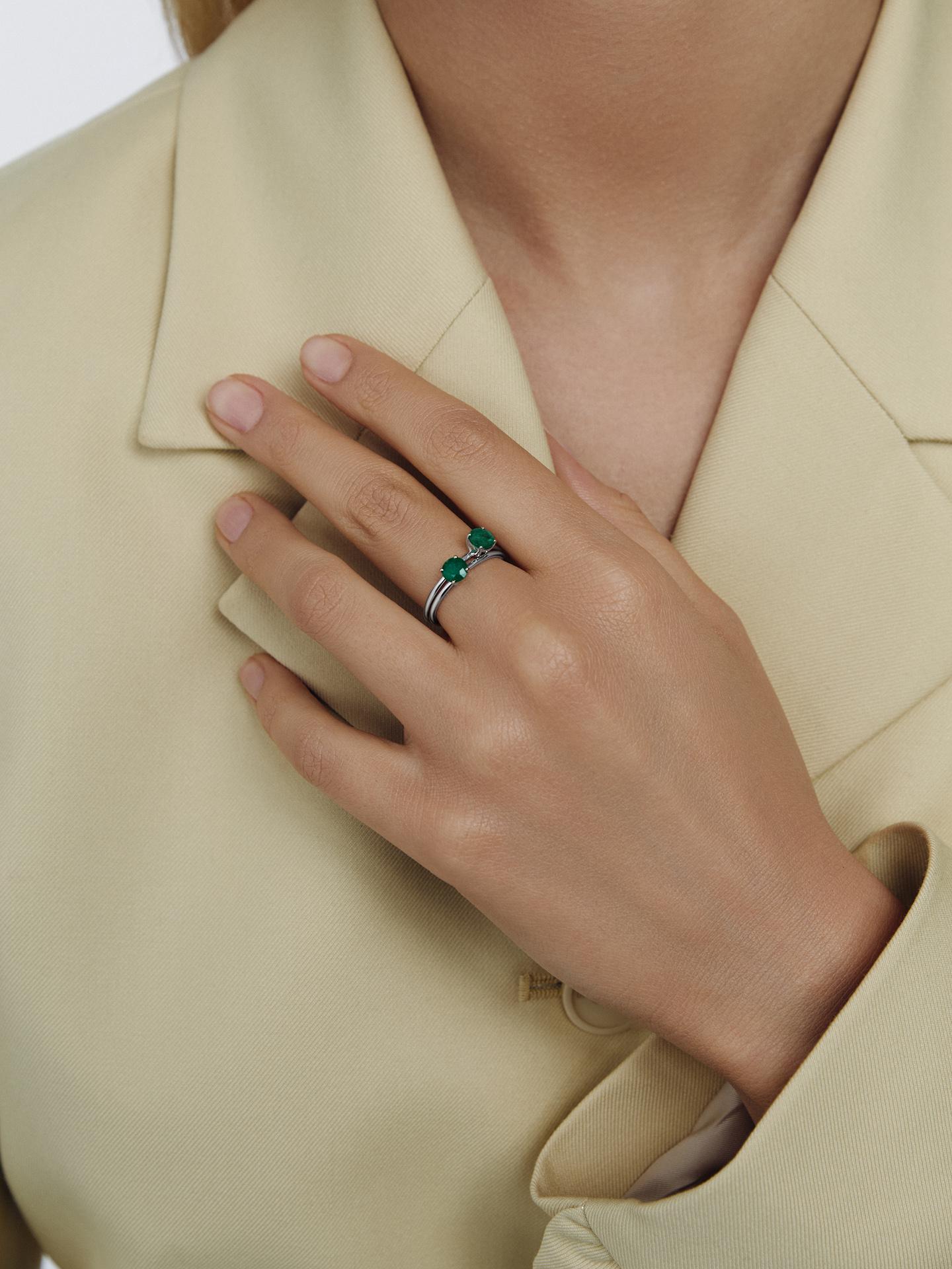 Кольцо из белого золота с изумрудом