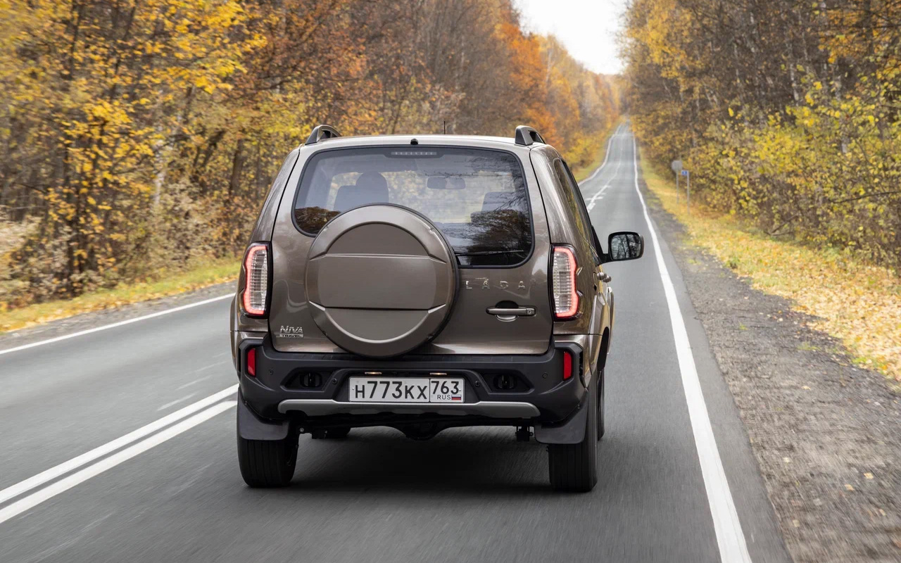 На асфальте Lada Niva Travel уверенно держит прямую и не сбивается с курса даже на сильных колдобинах